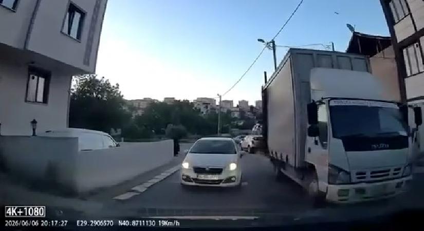Trafikte değişik anlar: ‘Aracım arıza yaptı’ dedi, yol vermedi