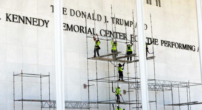 Trump’ın ismi tarihi binadan kaldırıldı