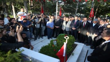 15 Temmuz kahramanı şehit Ömer Halisdemir’in kabrinde merasim düzenlendi