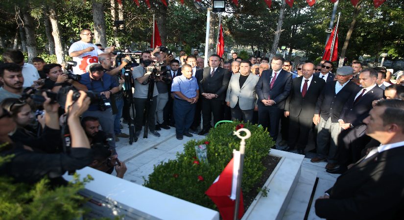 15 Temmuz kahramanı şehit Ömer Halisdemir’in kabrinde merasim düzenlendi