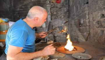 45 yıldır ateşin karşısında çalışıyor. “Mecburen terliyorsun, çok zor”