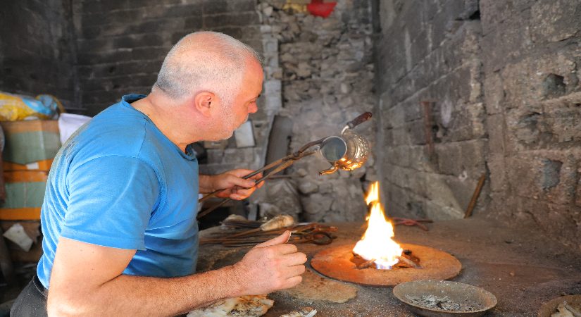 45 yıldır ateşin karşısında çalışıyor. “Mecburen terliyorsun, çok zor”