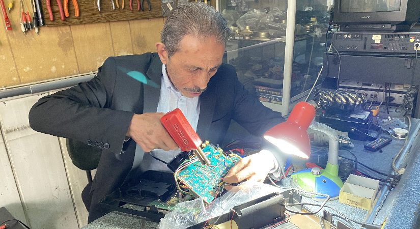 74 yaşındaki Necip usta yarım asırdır geçmişin sesini onarıyor. 50 yıllık dükkanda imkansızı başarıyor