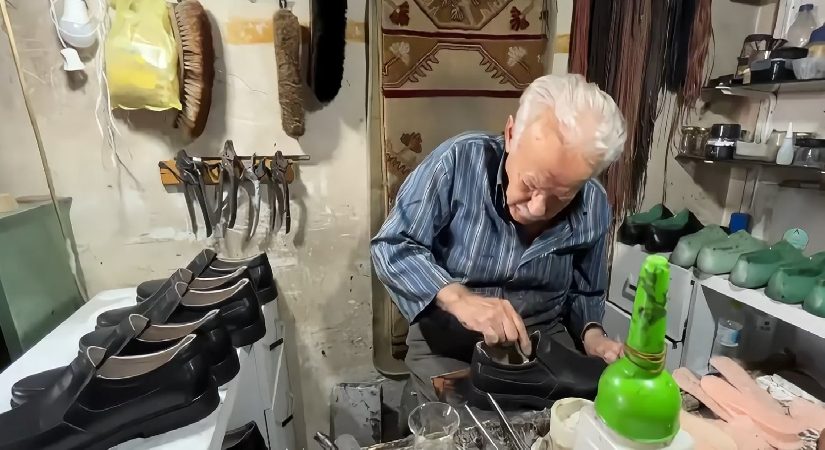 9 yaşında çırak olarak başlamış. 63 yıldır durmadan üretiyor