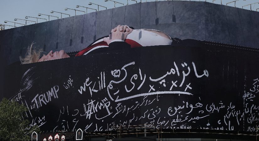 ABD öfkesi sokağa taştı. Tahran sokaklarında “tabutta yatan Trump” afişi