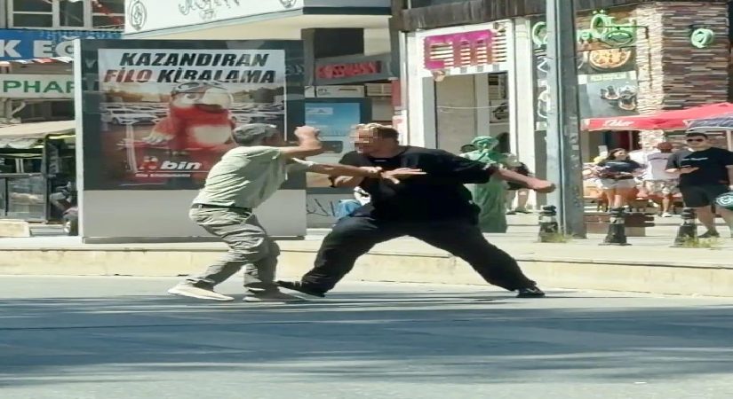 Antalya’da korkutan sokak arbedesi: Turistler dehşetle izledi