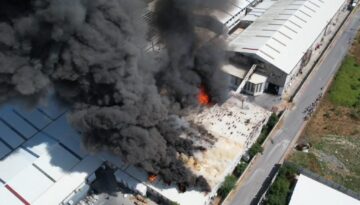 Arnavutköy’de sünger fabrikası yanıyor