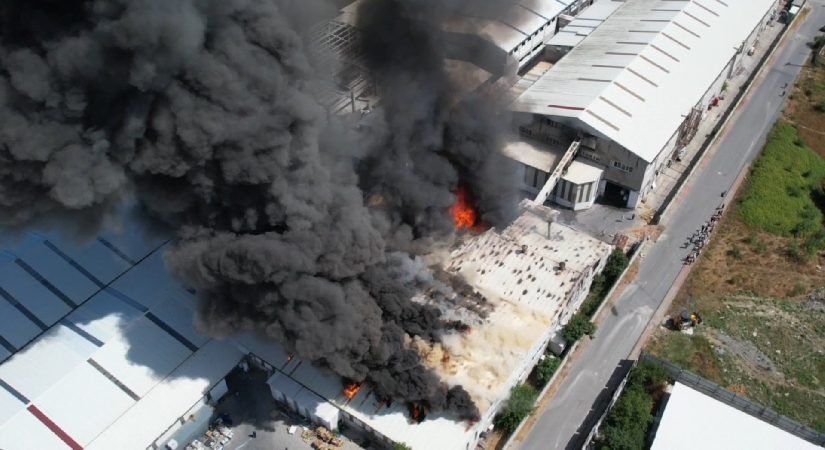 Arnavutköy’de sünger fabrikasında yangın