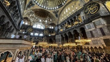 Ayasofya’da iki turist gözaltına alındı