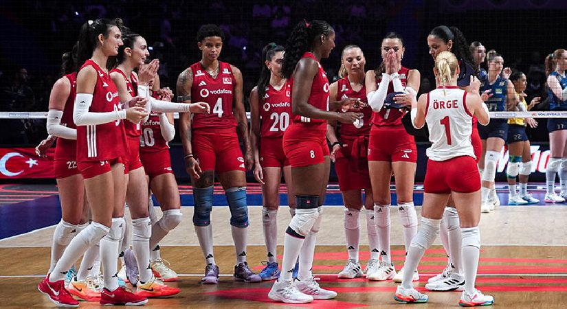 Bakan Bak, Milletler Ligi şampiyonu A Ulusal Bayan Voleybol Ekibi’ni kutladı