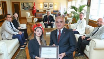 Bakan Ersoy, Nilay Tahiroğlu ve Tan Sağtürk’le bir araya geldi