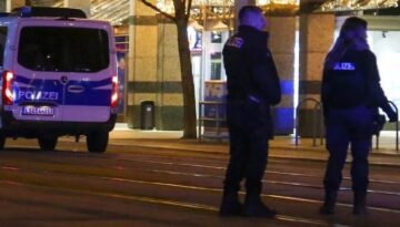 Berlin’de LGBT yürüyüşünün yapıldığı alanın yakınında bir araç kalabalığa daldı