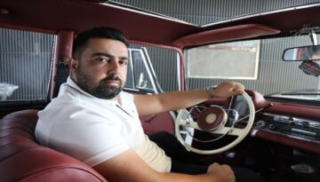 Bir kentte tek. 59 yaşındaki klasik aracına gözü üzere bakıyor