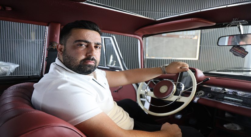 Bir kentte tek. 59 yaşındaki klasik aracına gözü üzere bakıyor