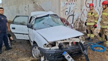 Bursa’da korkunç kazada 3 kişi öldü. Araba köprü altındaki beton duvara çarptı