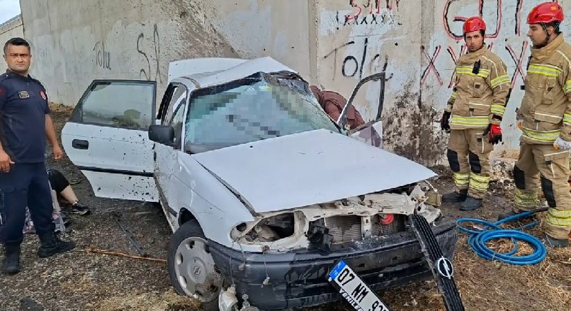 Bursa’da korkunç kazada 3 kişi öldü. Araba köprü altındaki beton duvara çarptı