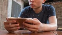 Cep telefonu çocukların okuma marifetini etkileyebilir