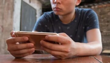 Cep telefonu çocukların okuma marifetini etkileyebilir