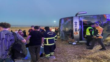 Çift katlı otobüs devrildi, 46 kişi yaralandı