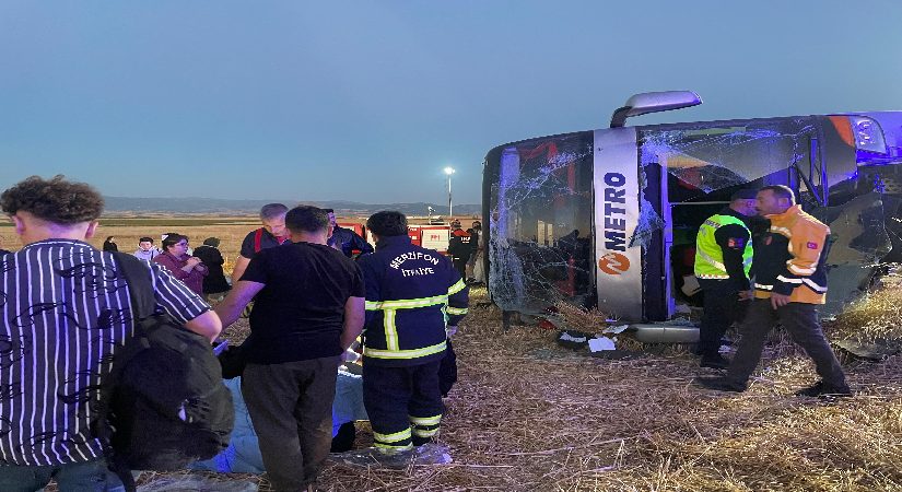 Çift katlı otobüs devrildi, 46 kişi yaralandı
