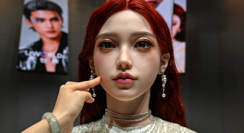 Çin’den “ömür uzunluğu sadık” insansı robot. “Seni asla terk etmeyecek”
