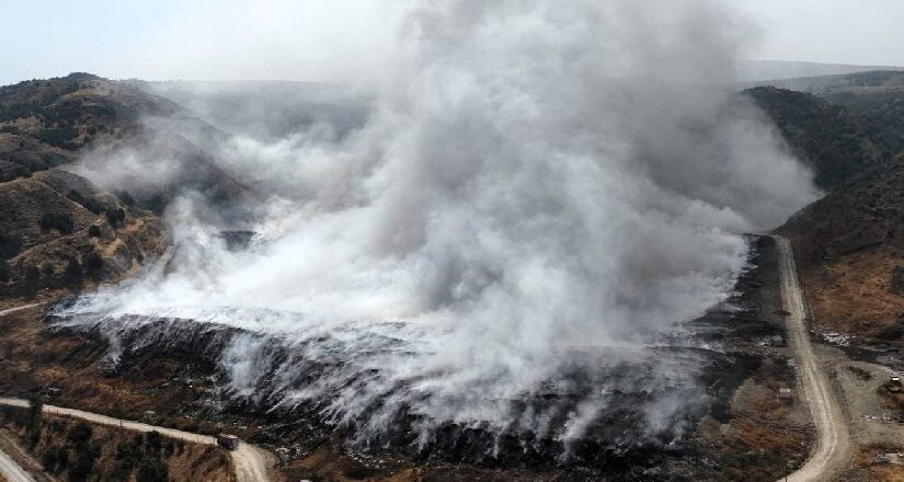 Çöplük günlerdir için için yanıyor. Duman kent merkezine ulaştı, mahalleler is kokuyor