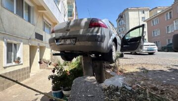 Denetimden çıkan araba istinat duvarında askıda kaldı