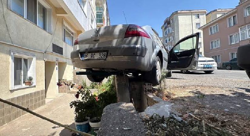 Denetimden çıkan araba istinat duvarında askıda kaldı