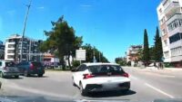 Denetimsiz şerit değiştiren şoför kazaya davetiye çıkardı
