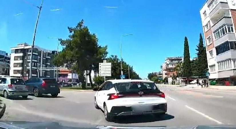 Denetimsiz şerit değiştiren şoför kazaya davetiye çıkardı