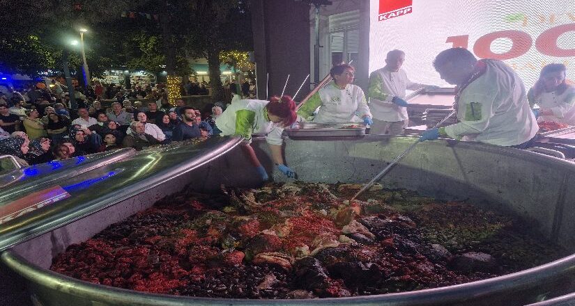 Dev kazanlarda 7 saatte pişti, vatandaşlara ikram edildi