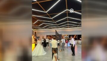 Düğün merasiminde enteresan anlar: Gelin ve damat voleybol oynadı