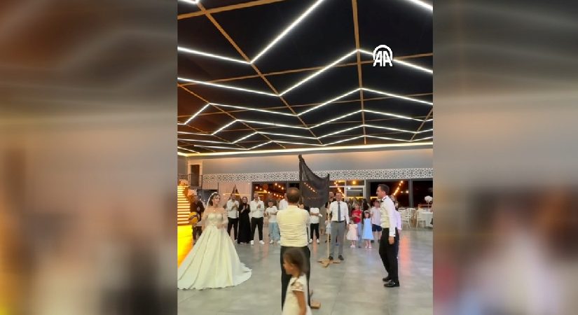 Düğün merasiminde enteresan anlar: Gelin ve damat voleybol oynadı