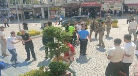 Duruşmada başlayan arbede sokağa taşındı: Biri polis üç yaralı