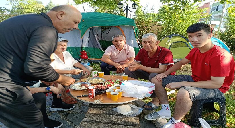 Edirne doldu taştı: Otellerde yer kalmadı, çadırlarda kalıyorlar