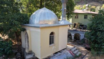 Etrafı asırlık çınarlarla kaplı. Bu cami sırf 9 metrekare
