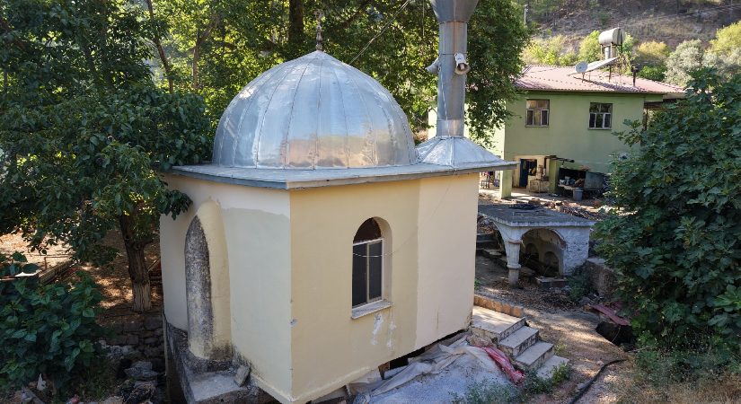 Etrafı asırlık çınarlarla kaplı. Bu cami sırf 9 metrekare