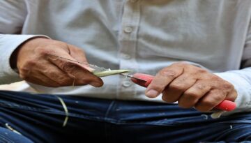 Fındık dallarından yapılan şişlere farklı ayrı diziliyor, odun ateşinde pişiriliyor