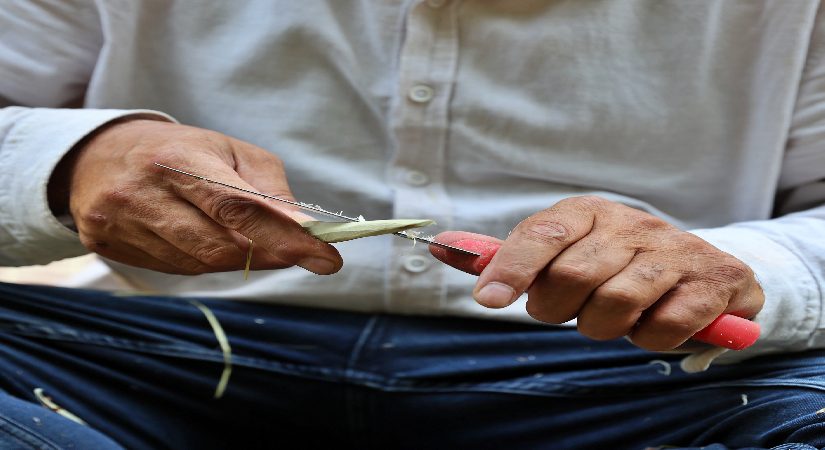 Fındık dallarından yapılan şişlere farklı ayrı diziliyor, odun ateşinde pişiriliyor