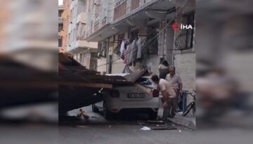 Fırtınada çatı sokağa uçtu: “Karşı binanın çöktüğünü sandım”