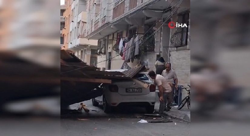 Fırtınada çatı sokağa uçtu: “Karşı binanın çöktüğünü sandım”