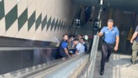 Gayrettepe Metro İstasyonu’nda kaygı dolu anlar. Görme engelli adam raylara düştü