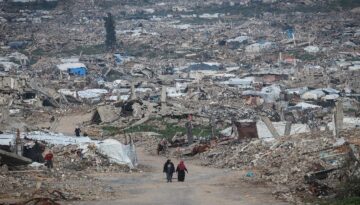 Gazze’de daha evvel amaç alınan binanın enkazından iki aileye ilişkin 99 cenaze çıkarıldı