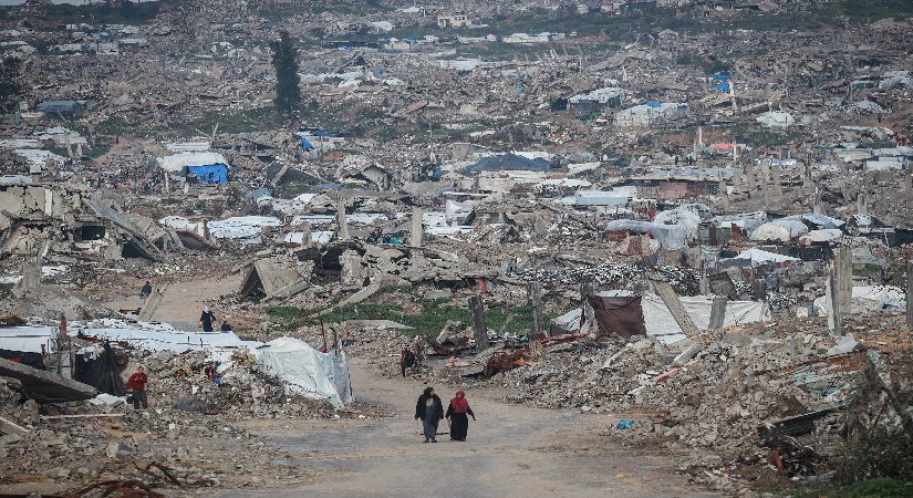 Gazze’de daha evvel amaç alınan binanın enkazından iki aileye ilişkin 99 cenaze çıkarıldı