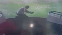 Haliç’te tıp teknesinden düşerek hayatını kaybetti. Çalışanın düşme anı kamerada
