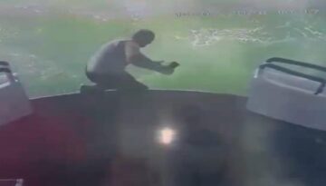 Haliç’te tıp teknesinden düşerek hayatını kaybetti. Çalışanın düşme anı kamerada