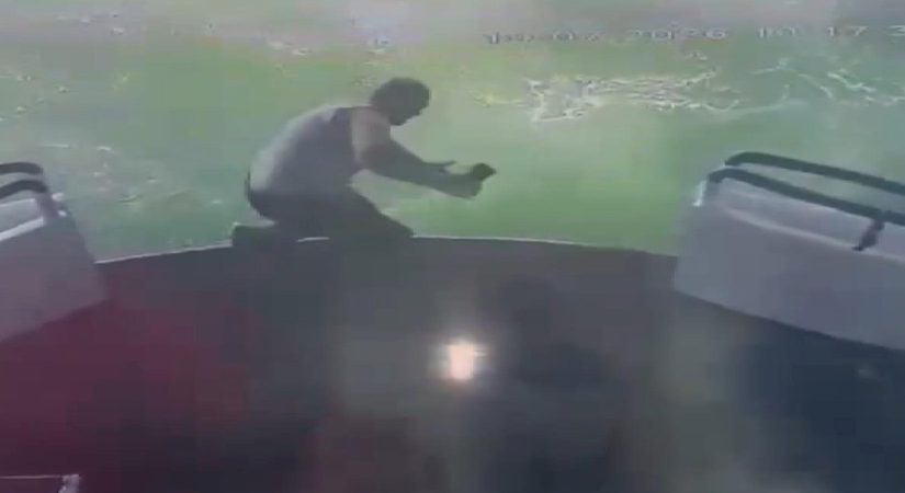 Haliç’te tıp teknesinden düşerek hayatını kaybetti. Çalışanın düşme anı kamerada