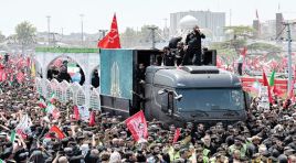 Hamaney Şah’ı devirdiği yerden uğurlandı