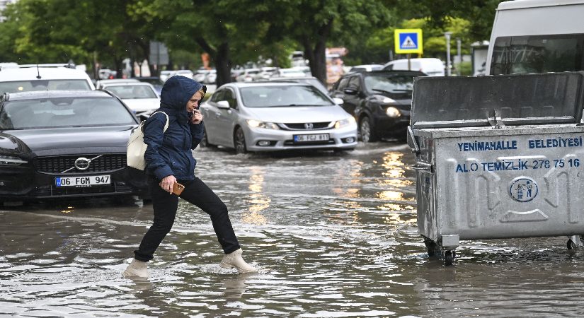 Harita turuncu ve sarıya boyandı, yaz ortasında kış yaşanıyor | Sıcaklık sert düştü, İstanbul ve Ankara’da yollar göle döndü