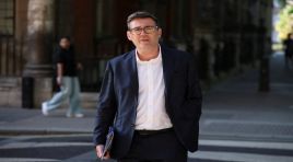 İngiltere’de başbakanlığa hazırlanan Andy Burnham, Emekçi Partisi’nin Gazze tavrı için özür diledi